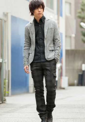 華奢な男の冬の街コン用ファッション グレーのテーラードジャケットでモテる セール中 ガリガリ男の服装ブログ